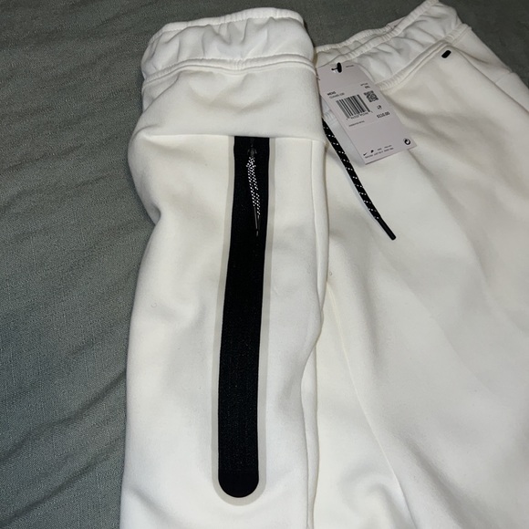 Nike Tech Fleece Tracksuit White/Black 2XTALL Jacket CU4489-100
Pants CU4495-100 - Picture 4 of 10